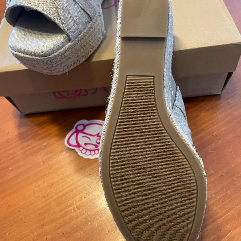 Sugar Tan Wedge Sandals with Bow - Picture 3 of 8